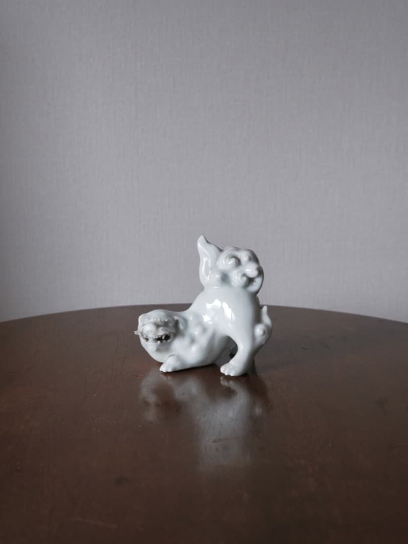 鍋島焼　白磁　獅子　置物　銘なし　アンティーク　Q2057