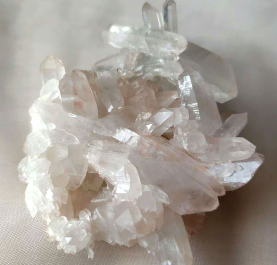 薔薇と棘＊虹入り マニカラン産ピンククォーツ&グリーンファントム DTクラスター