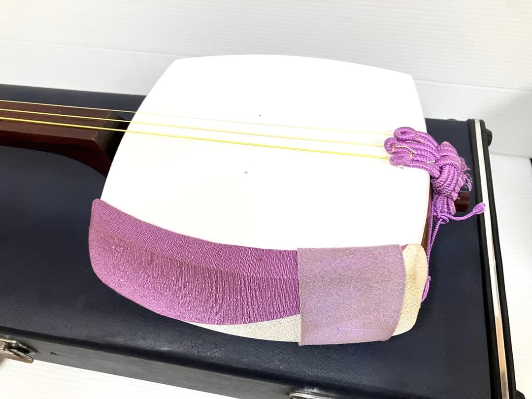 美品◆民謡三味線◆紅木 中棹 東さわり 皮破れ無 鼈甲撥／竹駒／替え弦／ケース付