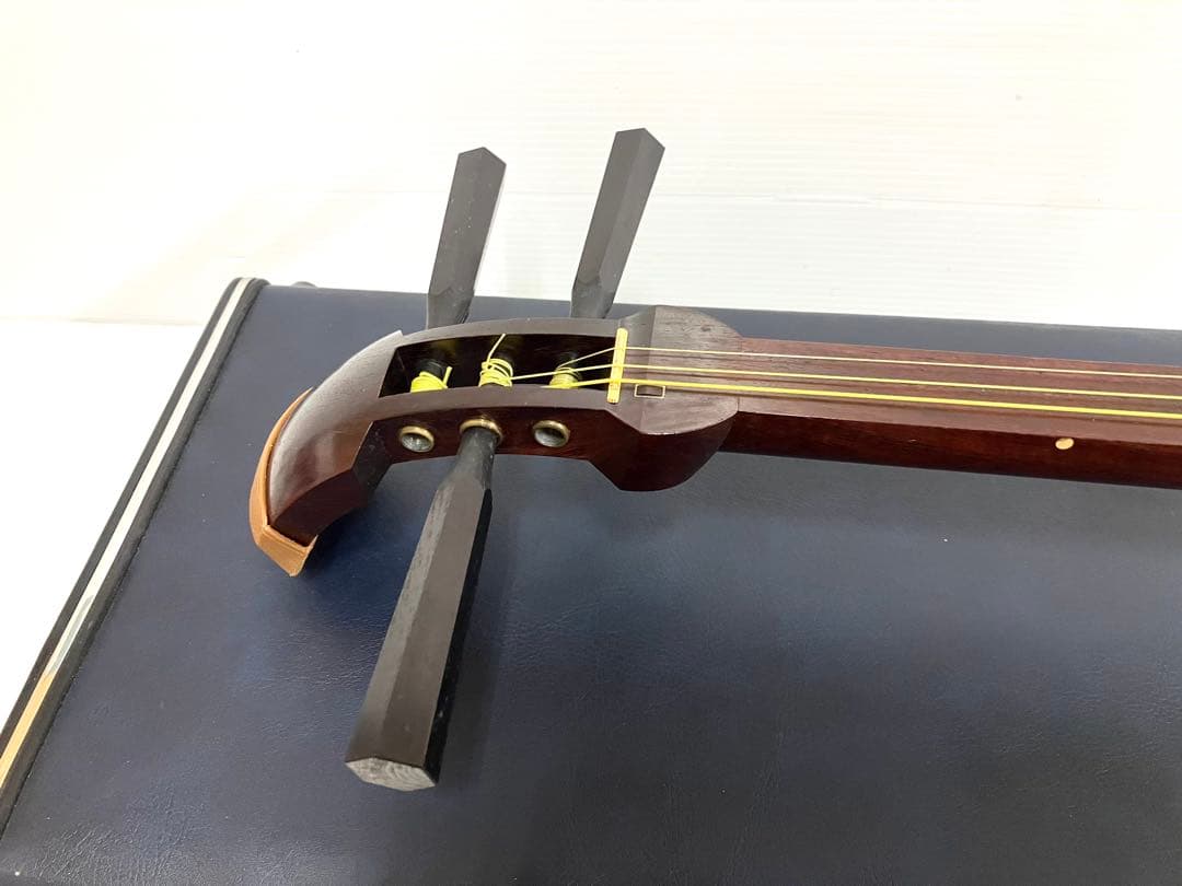 美品◆民謡三味線◆紅木 中棹 東さわり 皮破れ無 鼈甲撥／竹駒／替え弦／ケース付