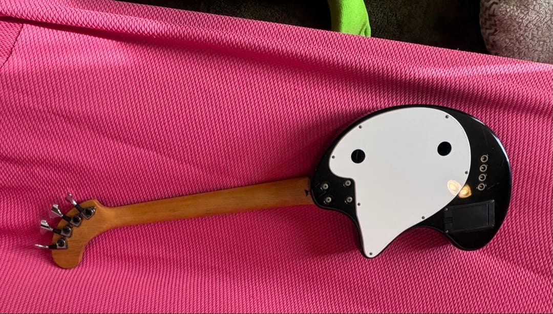 ブラックエレキベース ステッカー付き