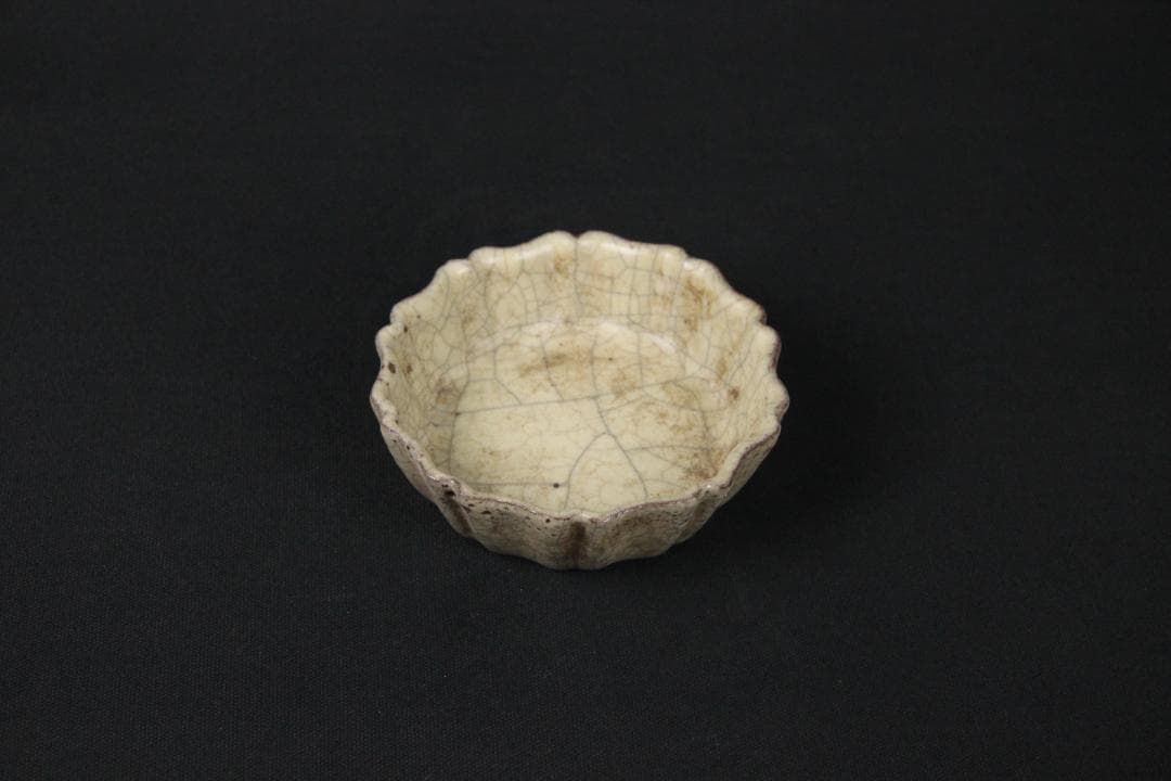 中国美術 開片釉 小皿　近代　哥窯　菱花形　茶道具　小鉢 裂紋釉 EN21-05