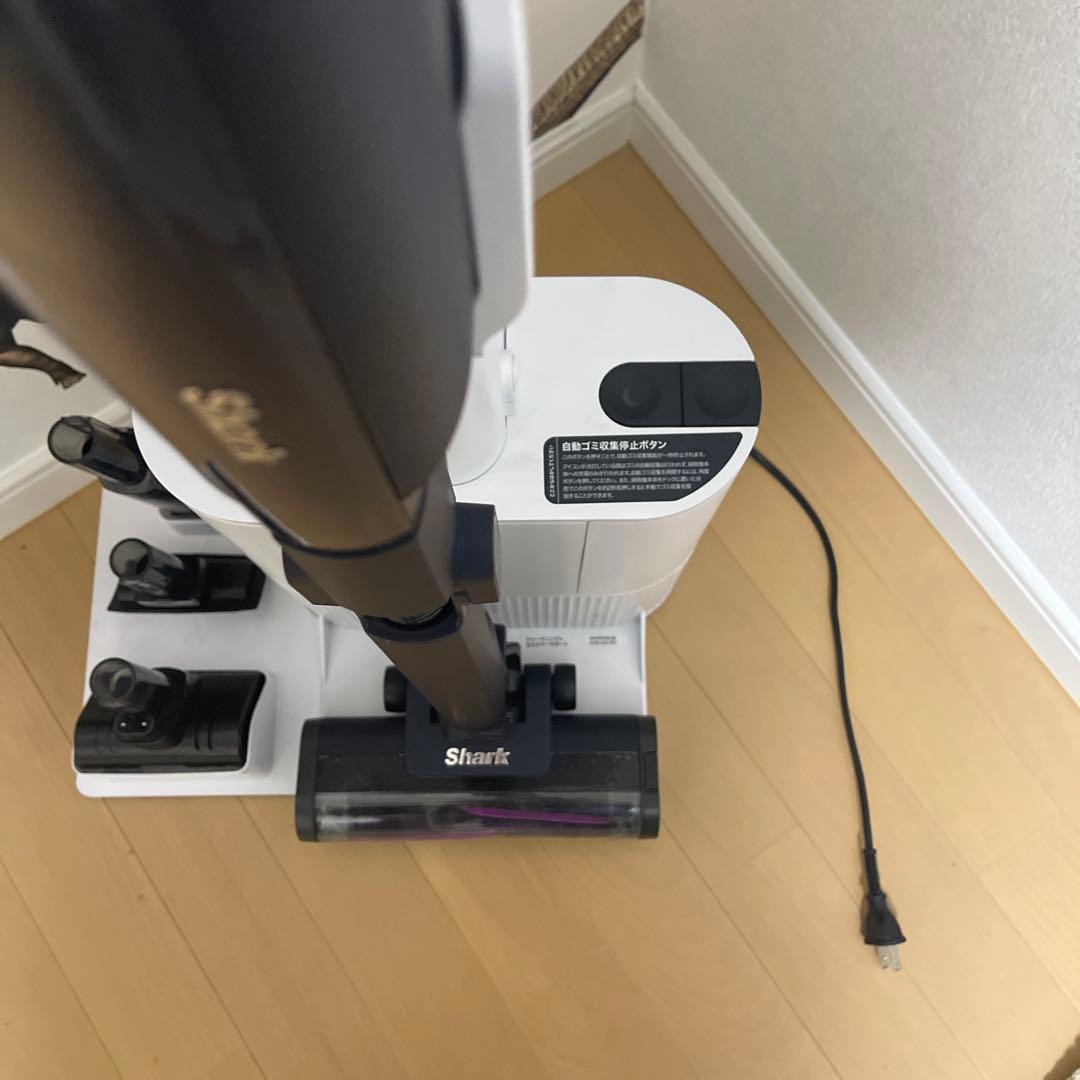 SHARKシャーク　自動ゴミ収集ドック搭載 コードレスクリーナー　展示品