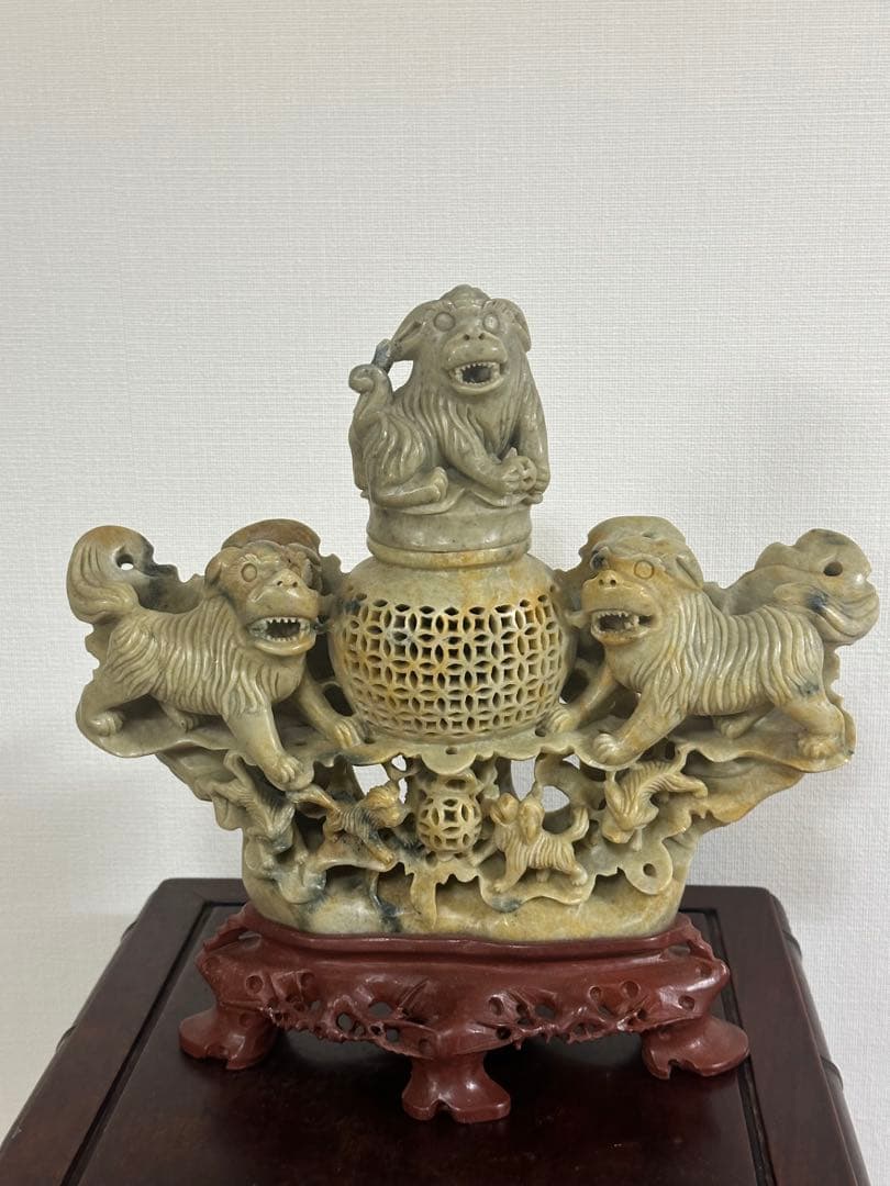 126 獅子彫刻天然石香炉　約30cm