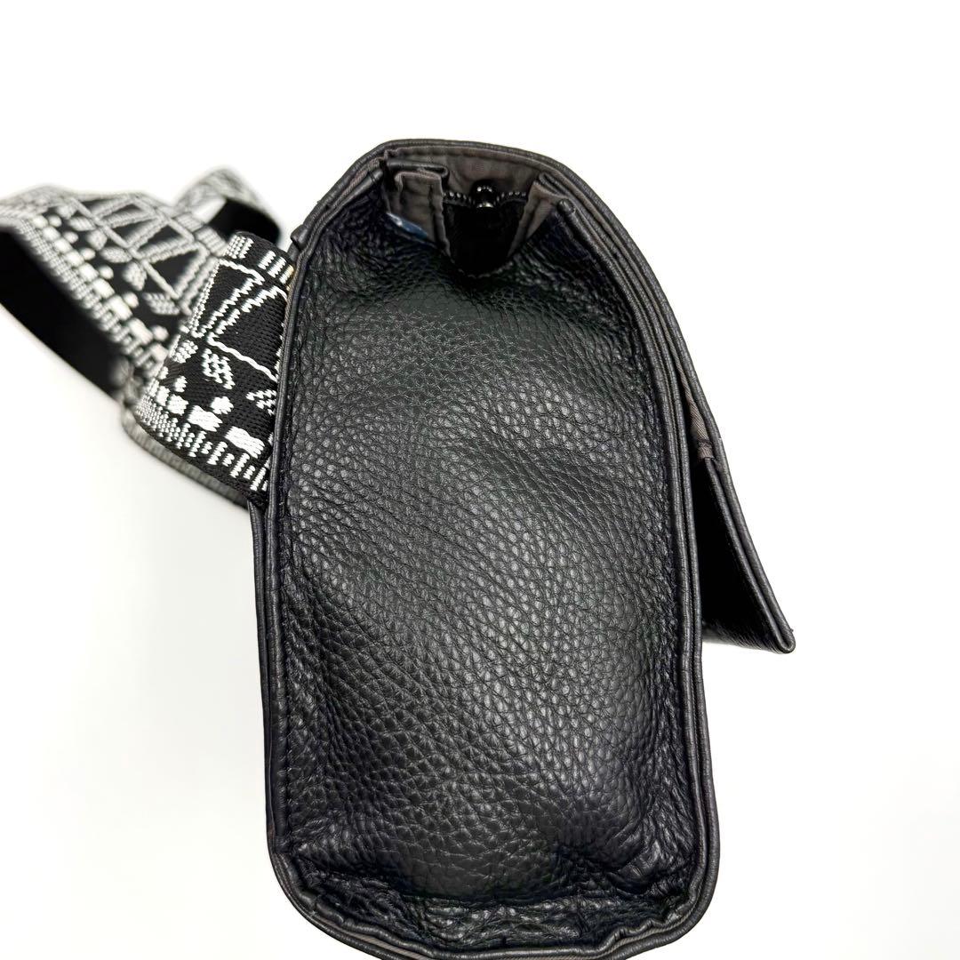 WEB限定イアパピヨネ 柄ワイドテープ ショルダーバッグ ブラック 幾何学 模様