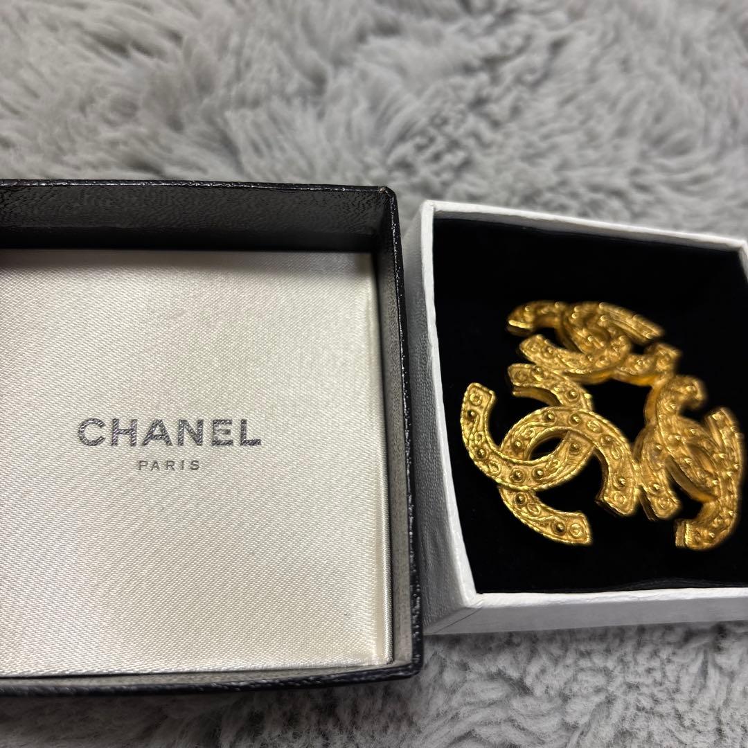 け*い様 CHANEL ゴールド 三連ロゴ ブローチ★ヴィンテージ