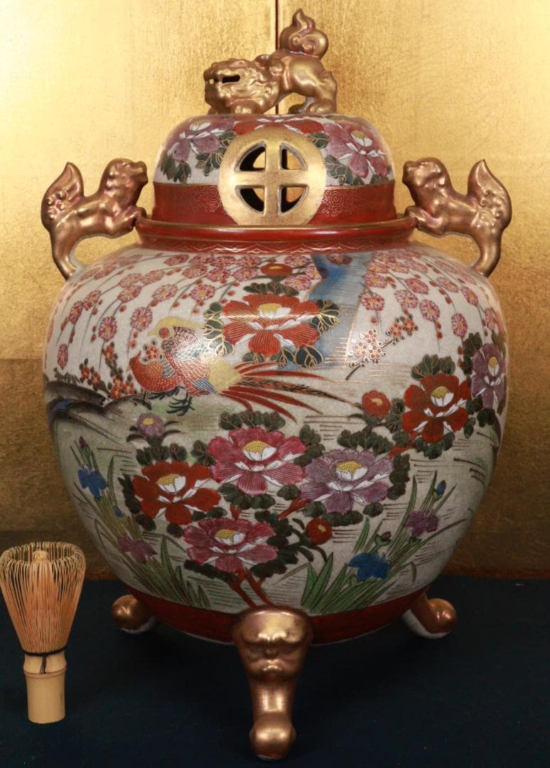 薩摩焼　勇仙作　色絵金彩花鳥図獅子耳　大香炉　高さ45cm BE941
