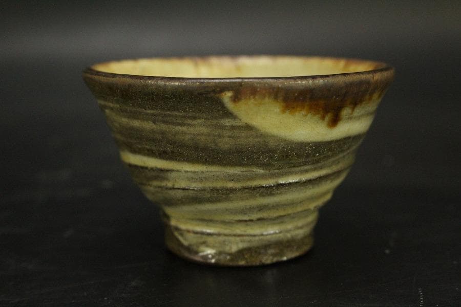 金城次郎 壷屋焼 ぐい呑 共箱 人間国宝 魚紋 美品(メ1269)