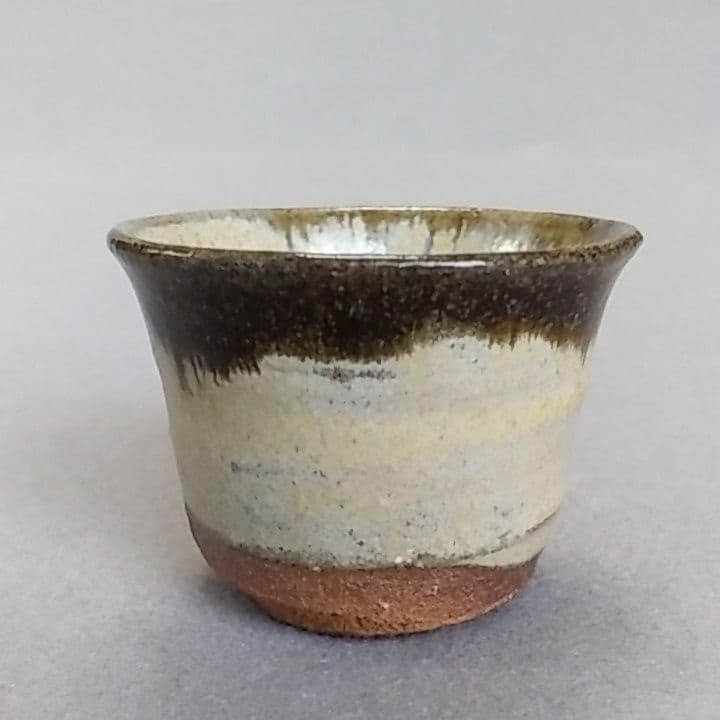 西岡良弘　氏作　朝鮮唐津ぐい呑み　朝鮮唐津酒盃　唐津立ちぐい吞み　唐津　箱なし