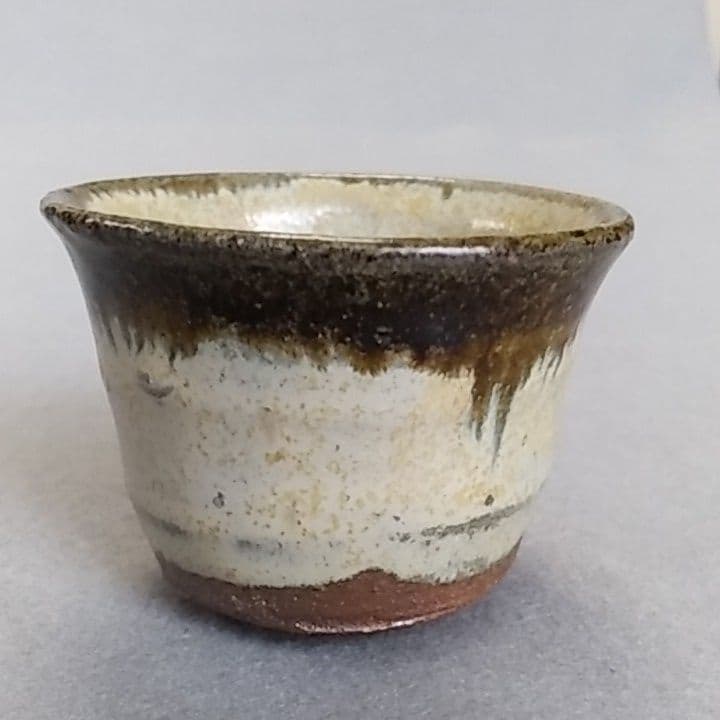 西岡良弘　氏作　朝鮮唐津ぐい呑み　朝鮮唐津酒盃　唐津立ちぐい吞み　唐津　箱なし