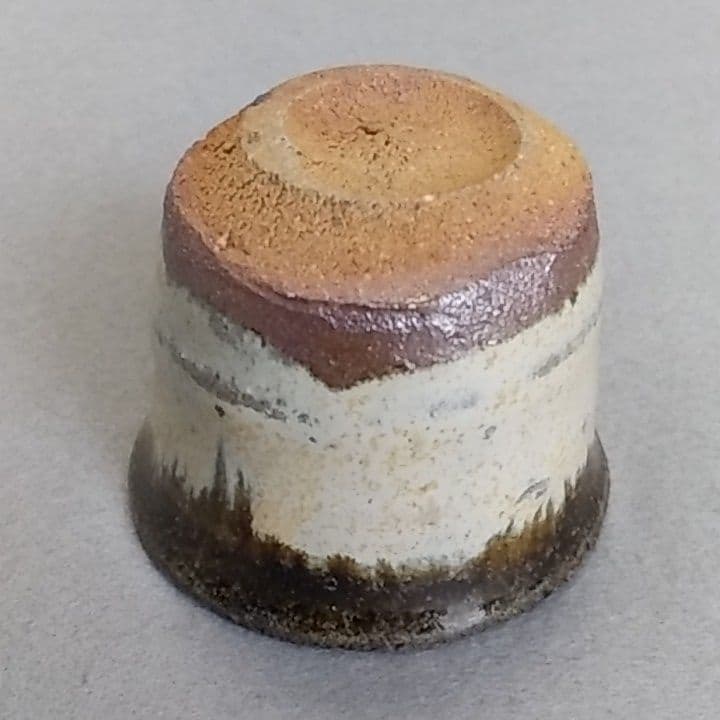 西岡良弘　氏作　朝鮮唐津ぐい呑み　朝鮮唐津酒盃　唐津立ちぐい吞み　唐津　箱なし