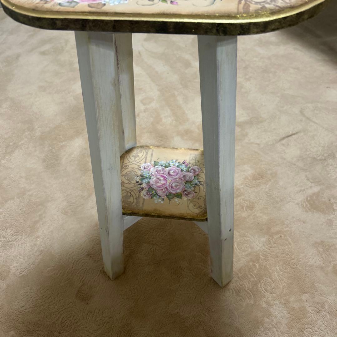 サイドテーブル。ジュリアンです。