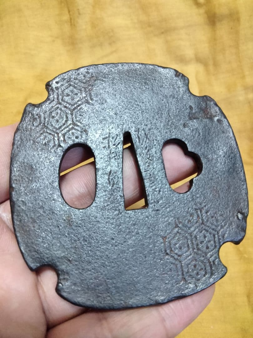 珍品　鉄鍔　鐔　(越後高田士松井貞寿　藝州海田於陳営　亀甲紋)幕末　刀工　箱付き