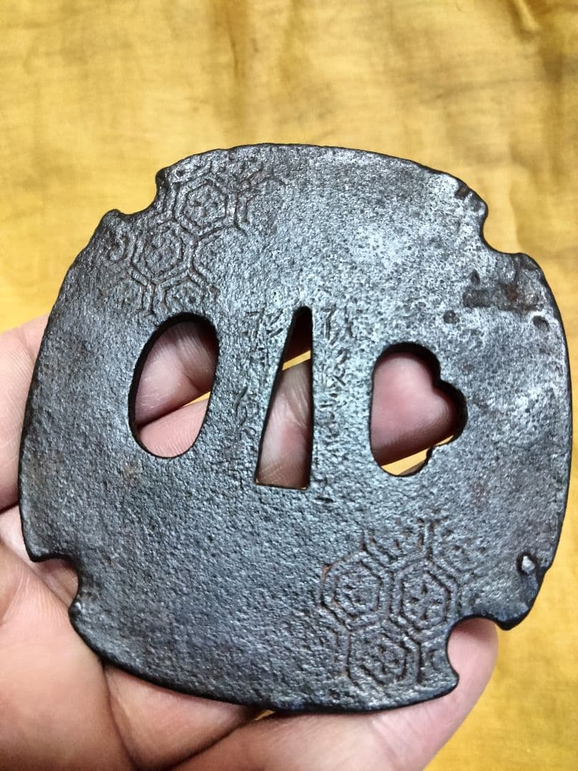 珍品　鉄鍔　鐔　(越後高田士松井貞寿　藝州海田於陳営　亀甲紋)幕末　刀工　箱付き