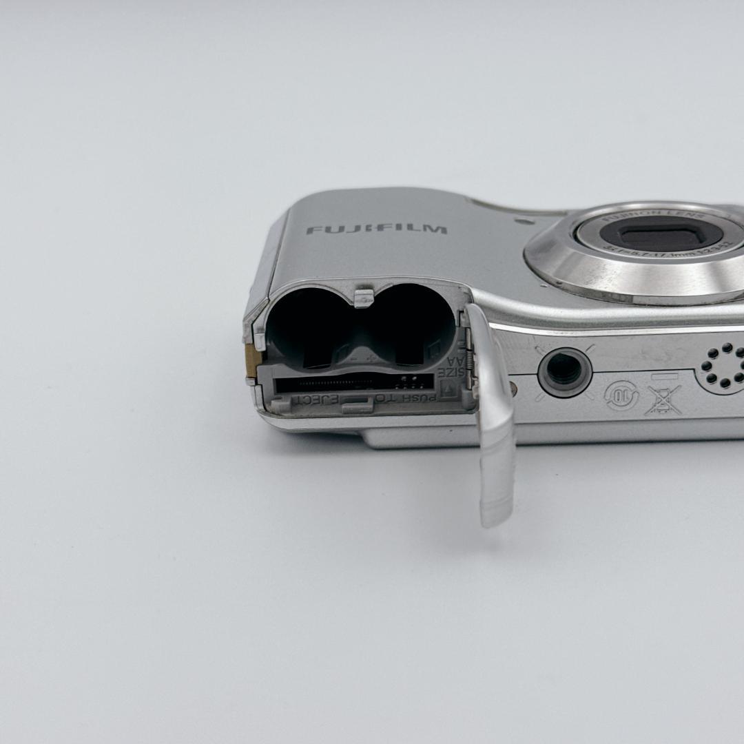 【美品】FUJIFILM FinePix AV230 デジタルカメラ シルバー