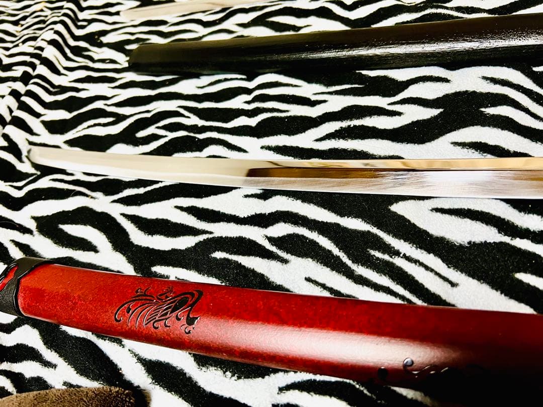 黒と赤の模造刀2本　模擬刀　武具　コスプレ　刃　刃文　コメント希望　沖縄離島不可