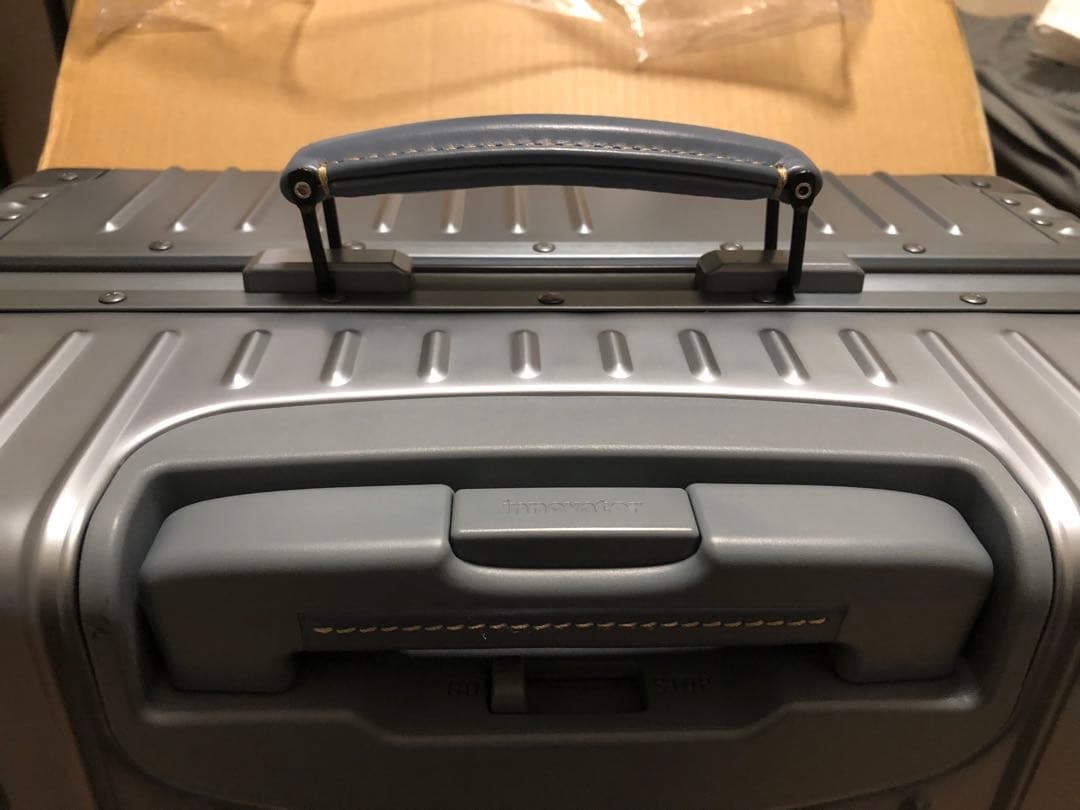 イノベーターアルミスーツケース