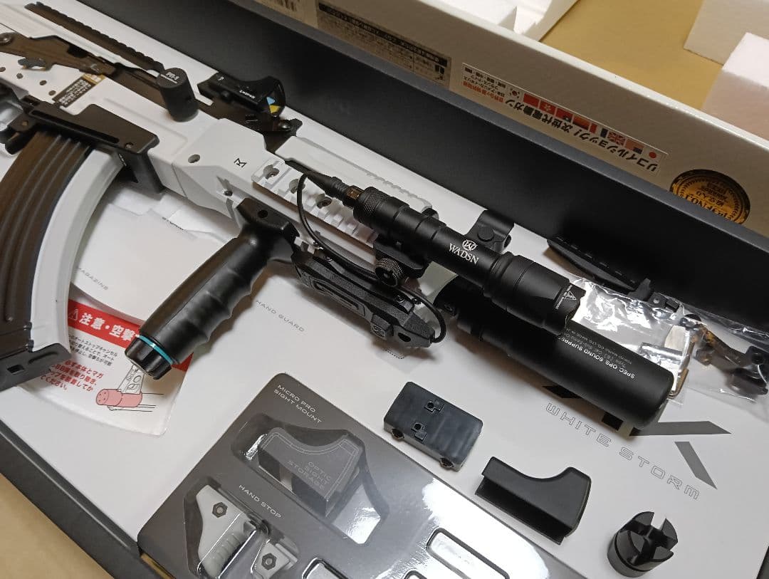 東京マルイ 次世代電動ガン AKホワイトストーム　マイクロプロサイト、ライト他