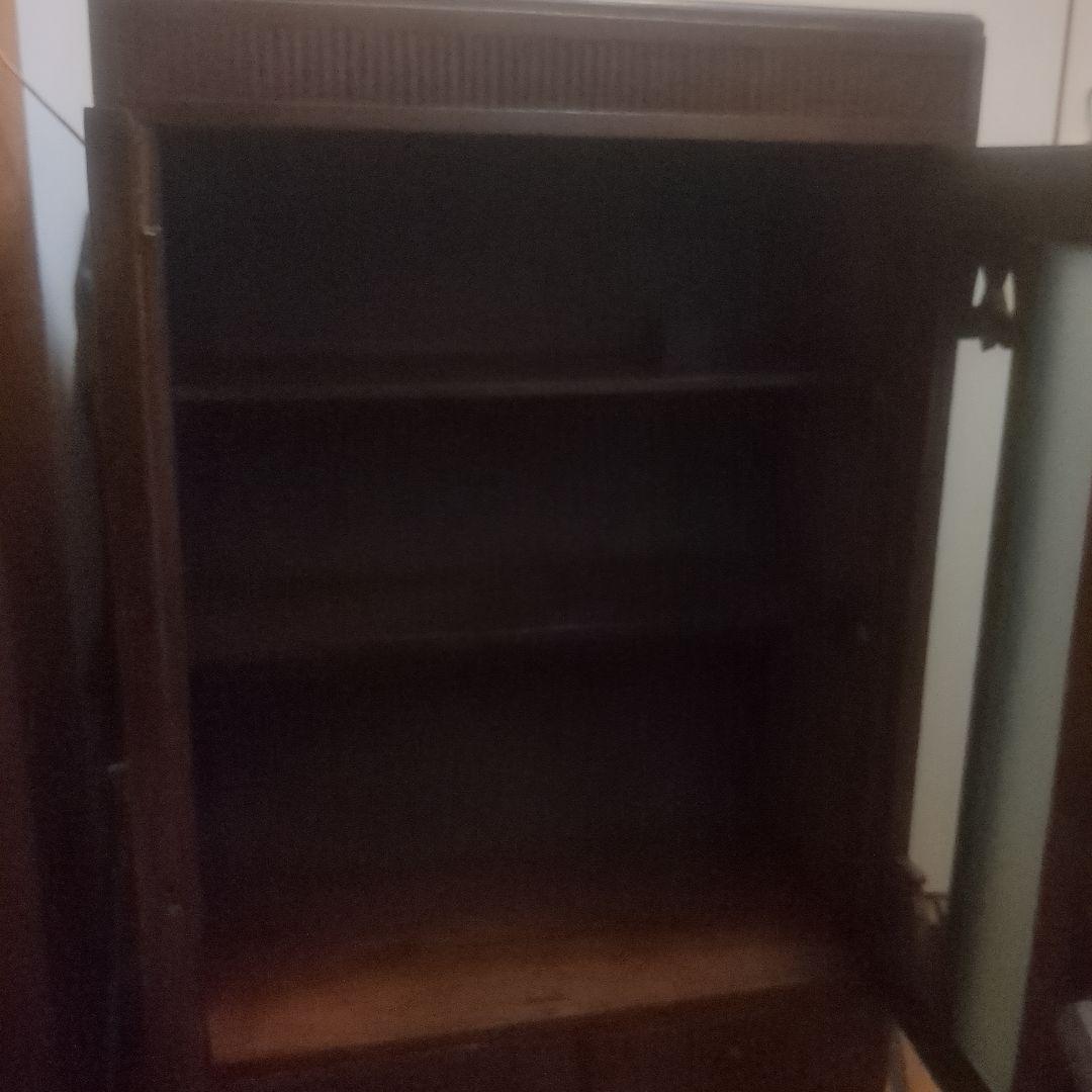 木製キャビネット ガラス扉付き