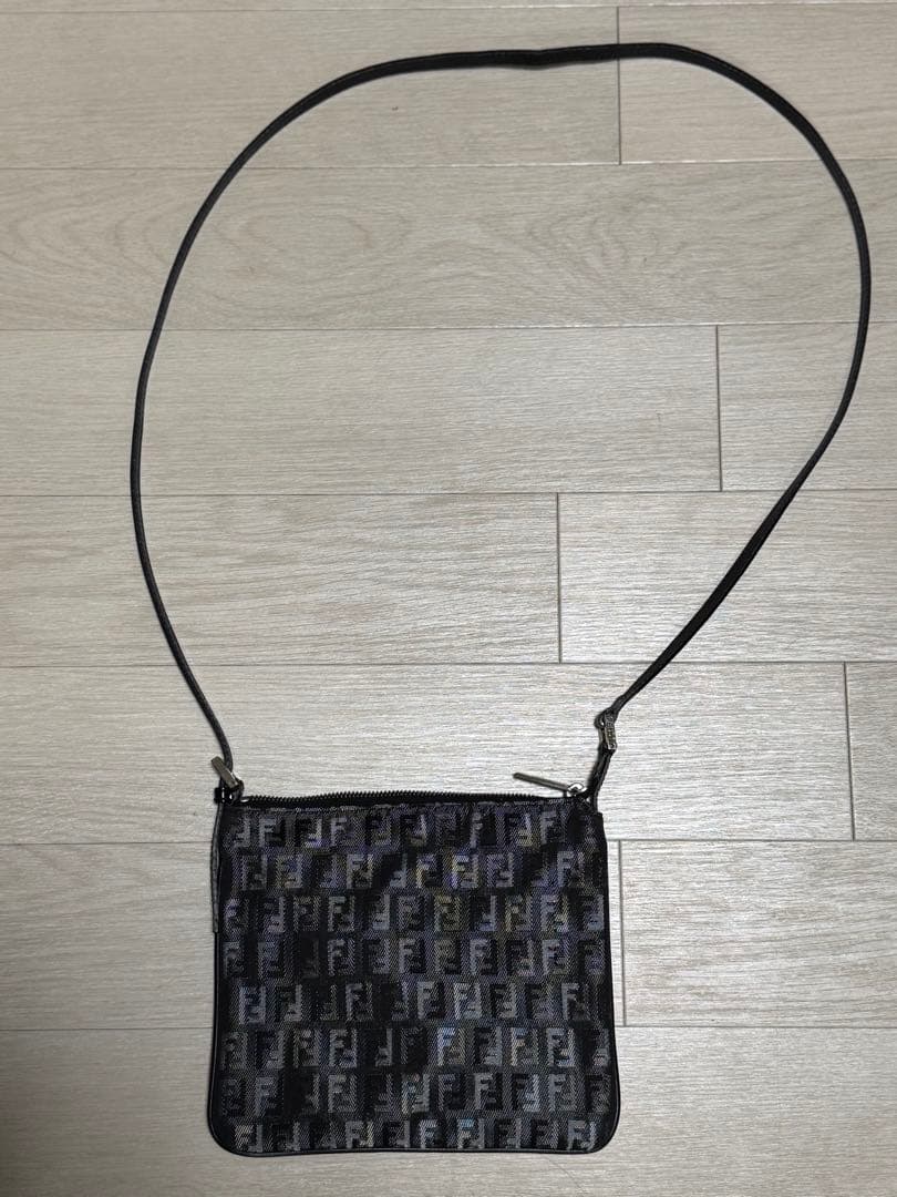 フェンディ　ショルダーバッグ ズッキーノ ズッカ柄　光沢　ブラック