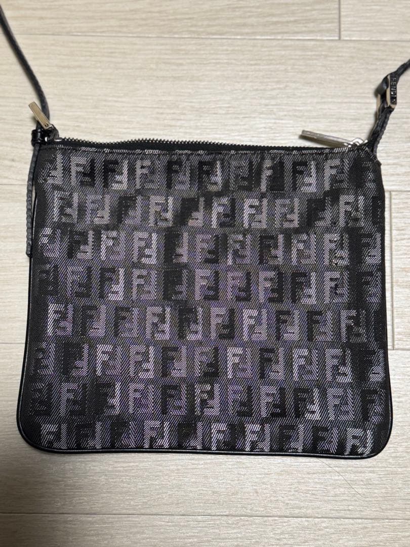 フェンディ　ショルダーバッグ ズッキーノ ズッカ柄　光沢　ブラック