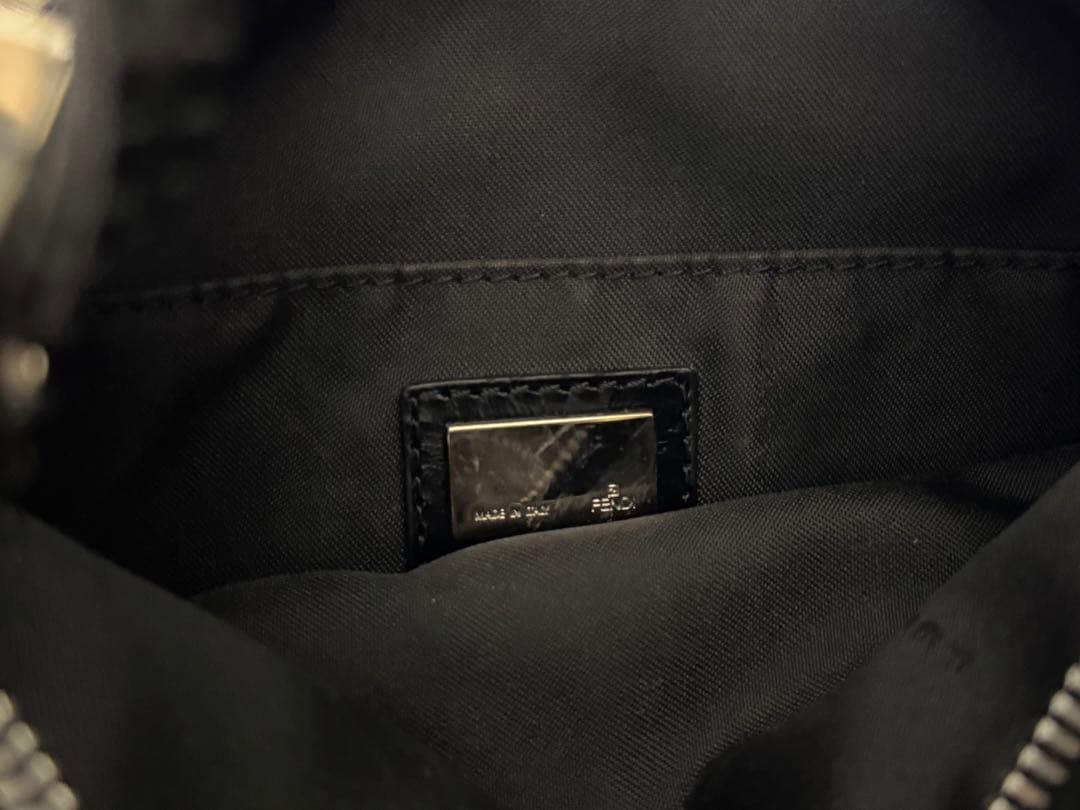 フェンディ　ショルダーバッグ ズッキーノ ズッカ柄　光沢　ブラック