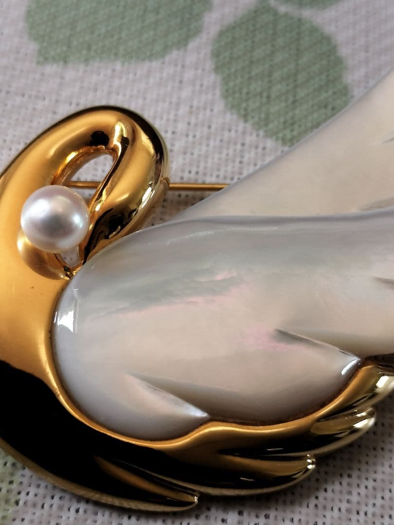 田崎白鳥デザインのブローチ