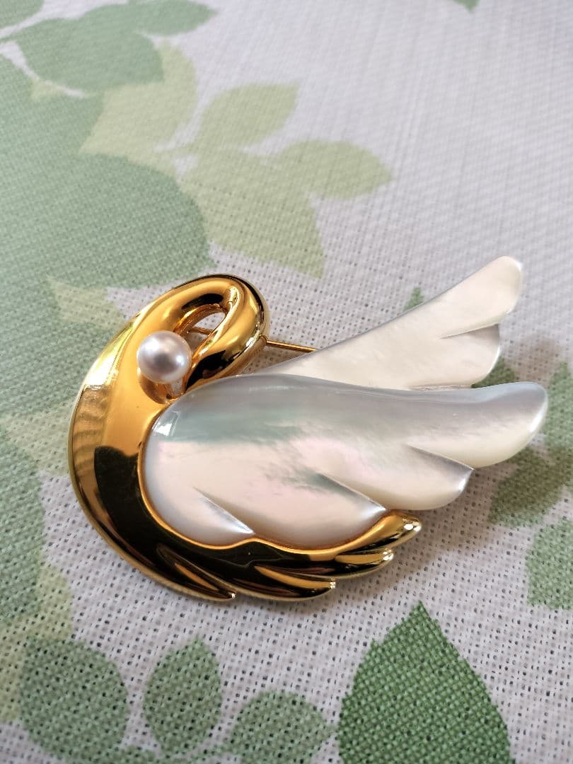 田崎白鳥デザインのブローチ