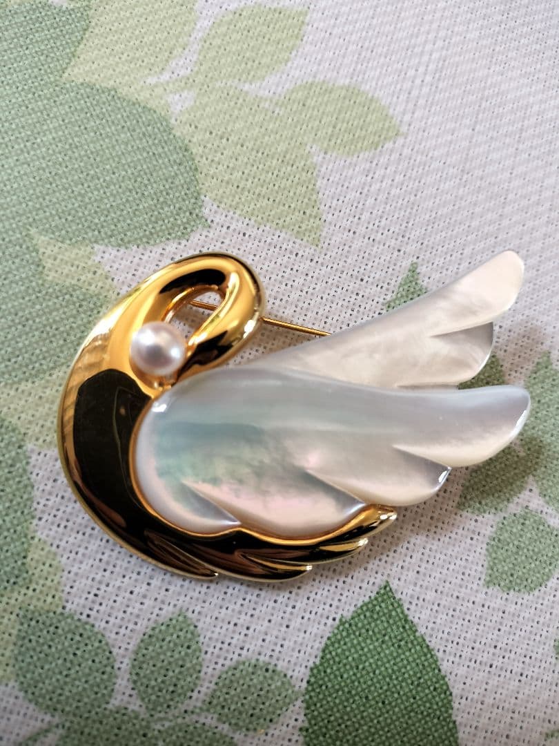 田崎白鳥デザインのブローチ