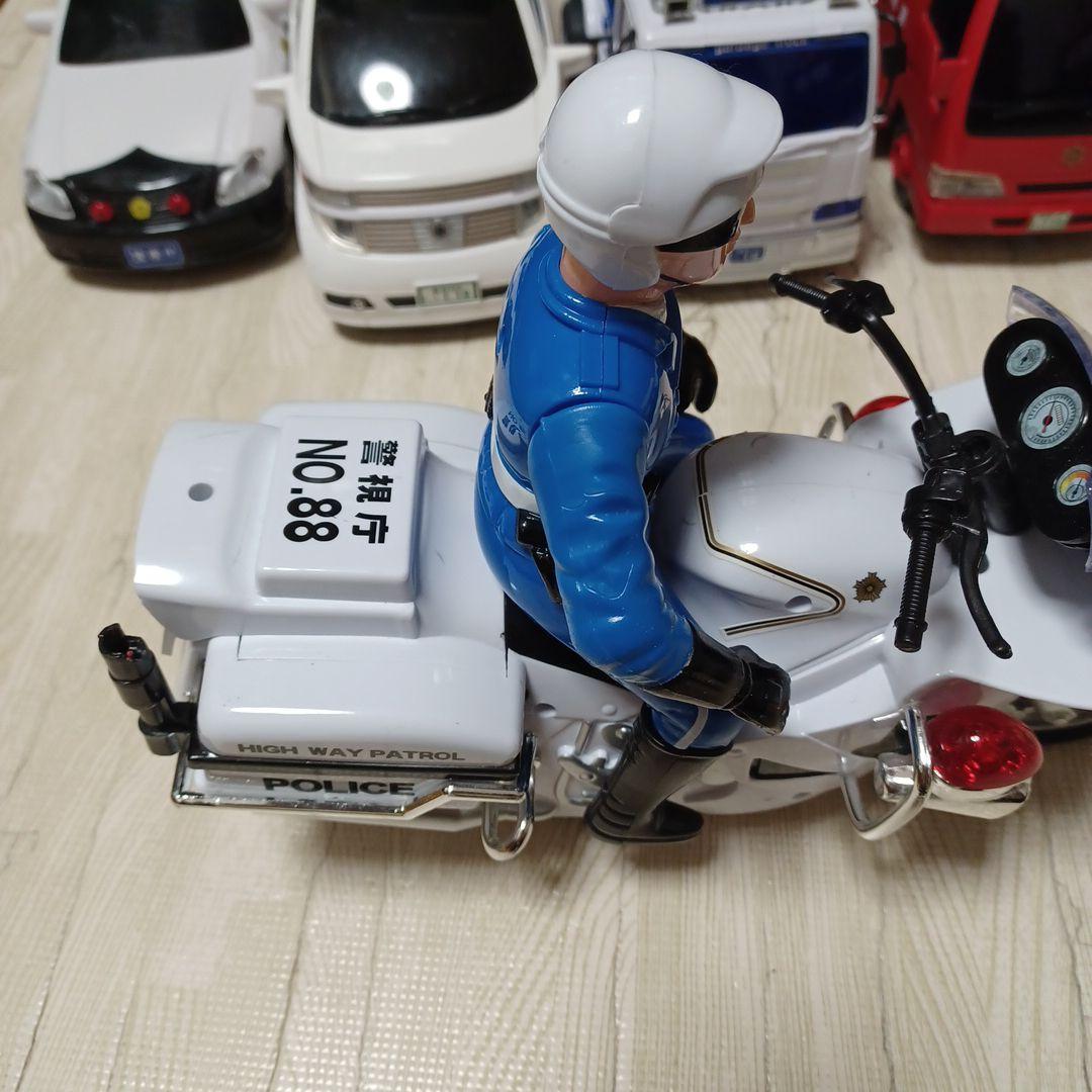 消防車、救急車、はしご車、パトカー、白バイ、ゴミ収集車、バスの計10台まとめ売