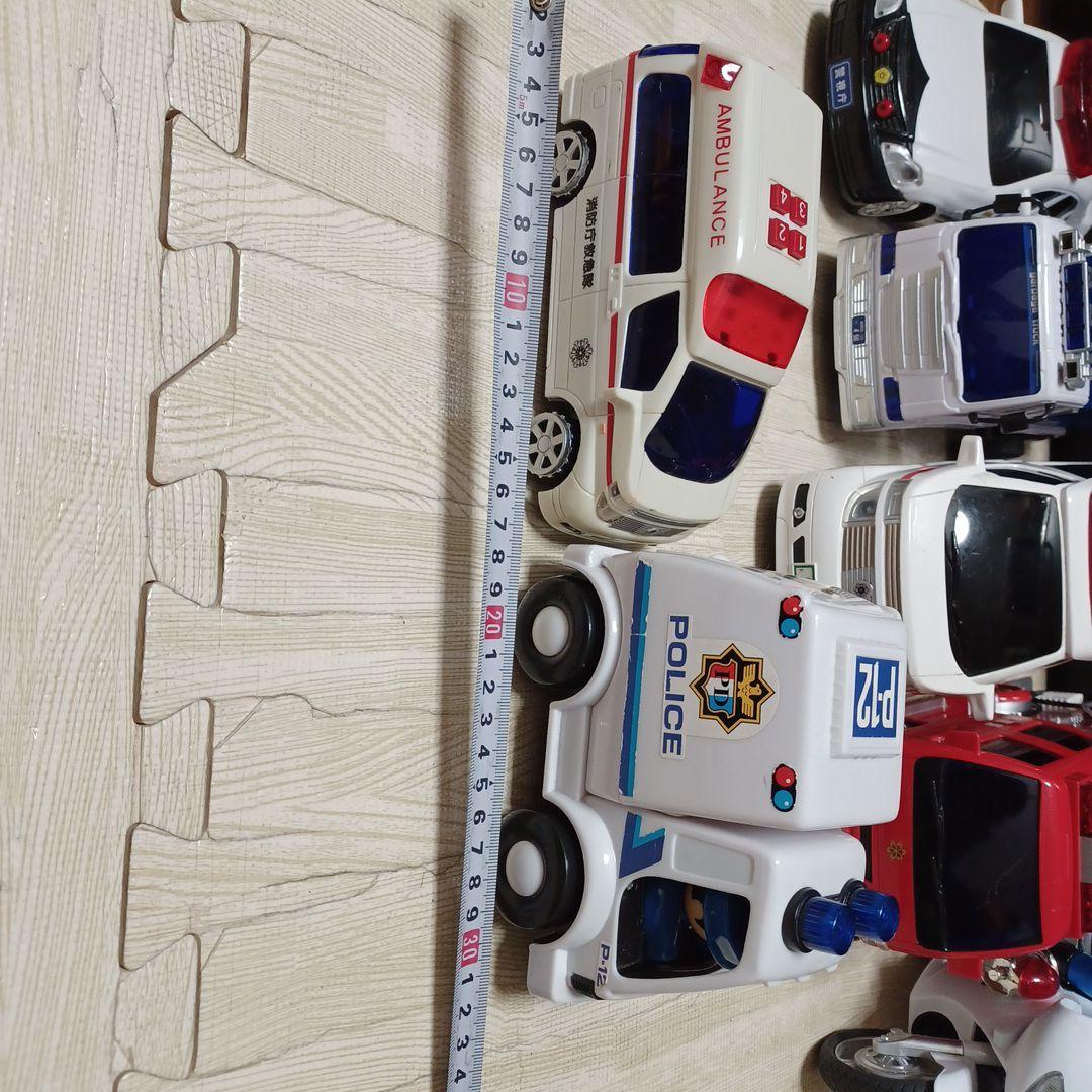 消防車、救急車、はしご車、パトカー、白バイ、ゴミ収集車、バスの計10台まとめ売