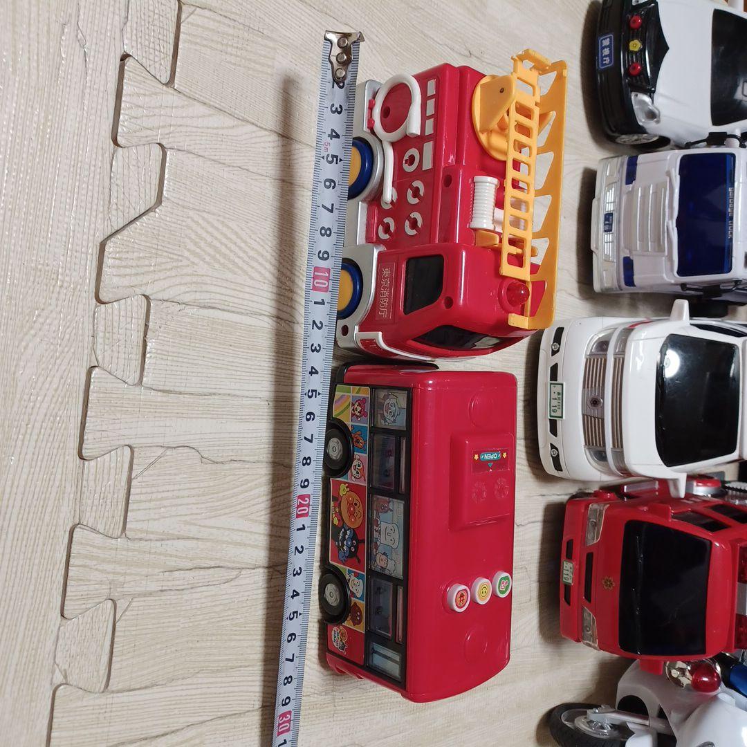 消防車、救急車、はしご車、パトカー、白バイ、ゴミ収集車、バスの計10台まとめ売