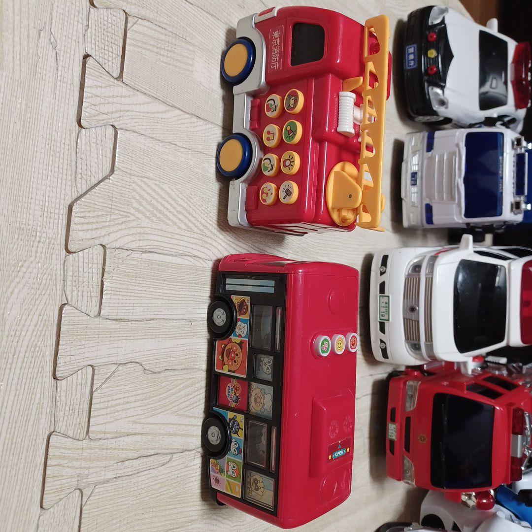 消防車、救急車、はしご車、パトカー、白バイ、ゴミ収集車、バスの計10台まとめ売