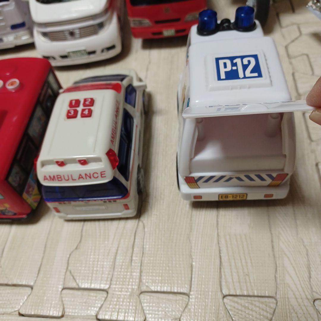 消防車、救急車、はしご車、パトカー、白バイ、ゴミ収集車、バスの計10台まとめ売