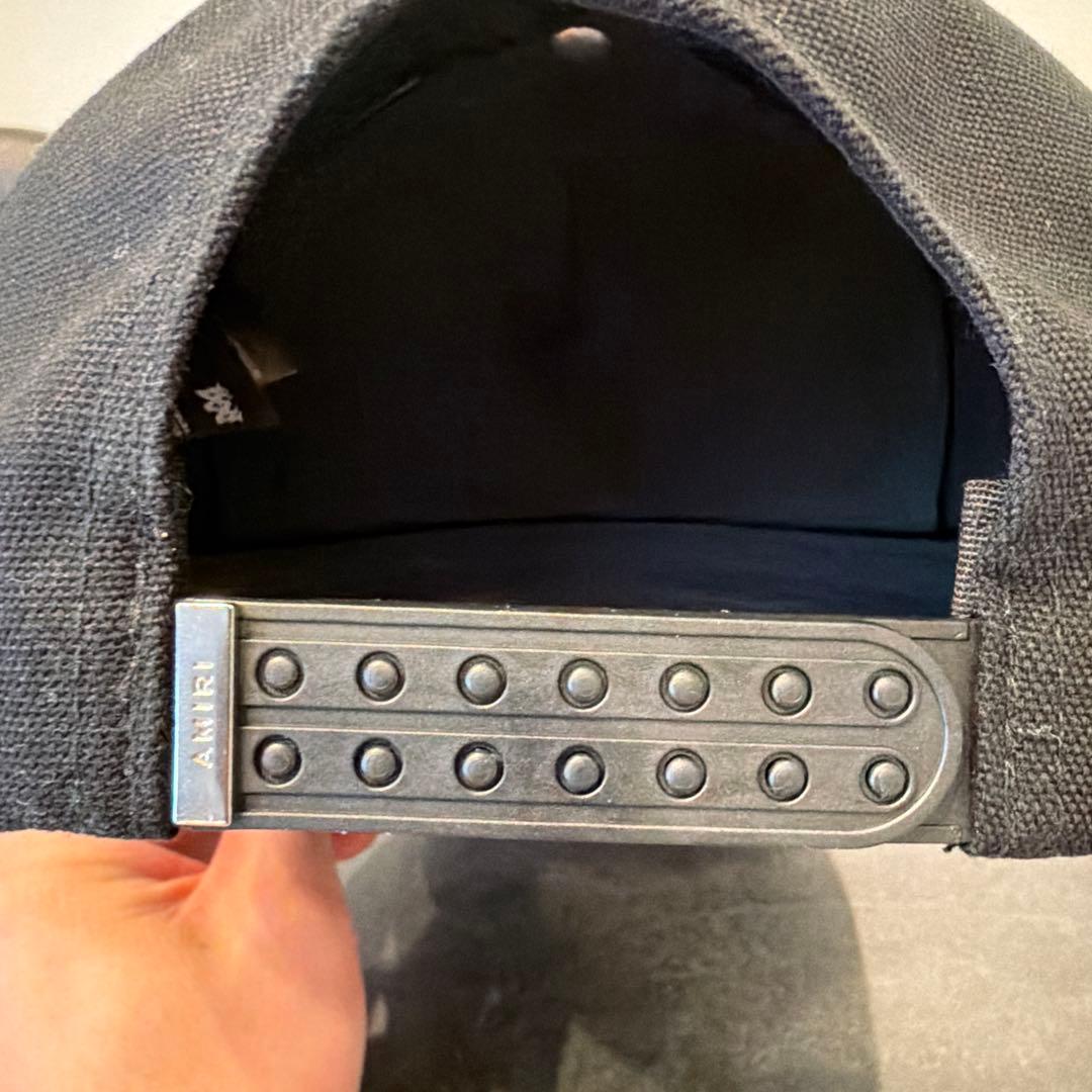 AMIRI 黒 キャップ 刺繍ロゴ