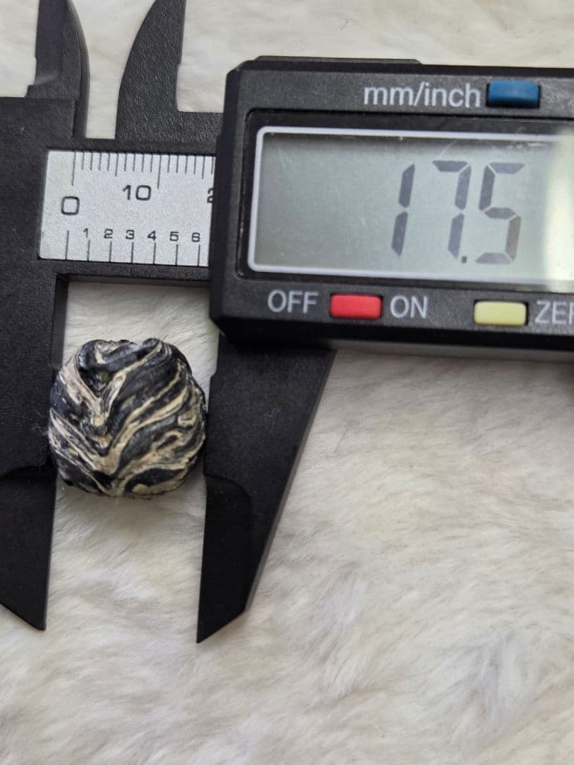 017　蜻蛉玉　枯れた感じ波状模様の古い物です！