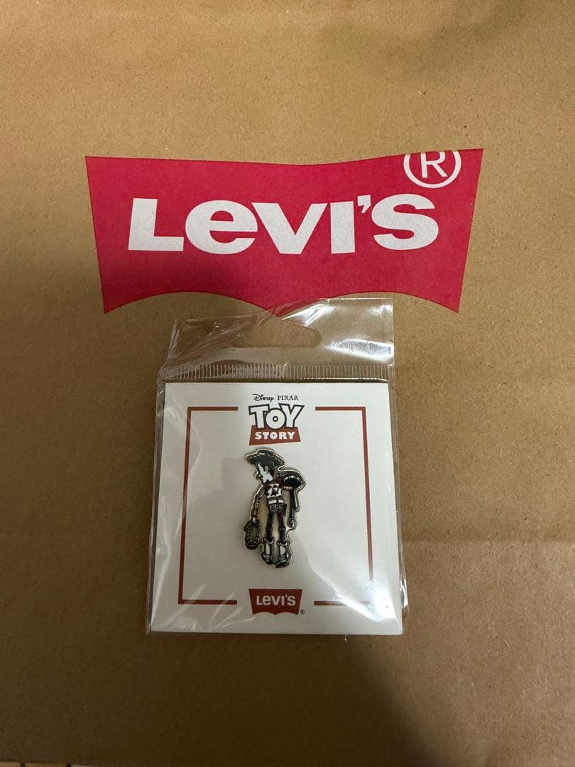 Levi's トイ・ストーリー ピンバッジ　ウッディ