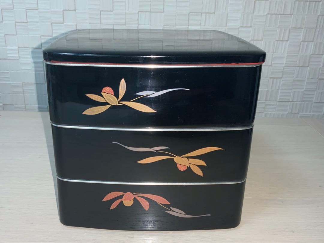 天然木 漆塗り 銀縁 3段重箱 木箱入り 四君子柄 高級品