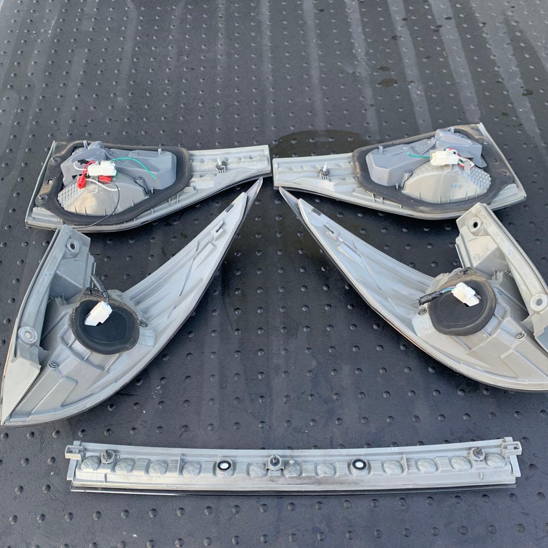 トヨタ　エスティマ　ハイブリッド　AHR20 純正リアテールランプ　中古品