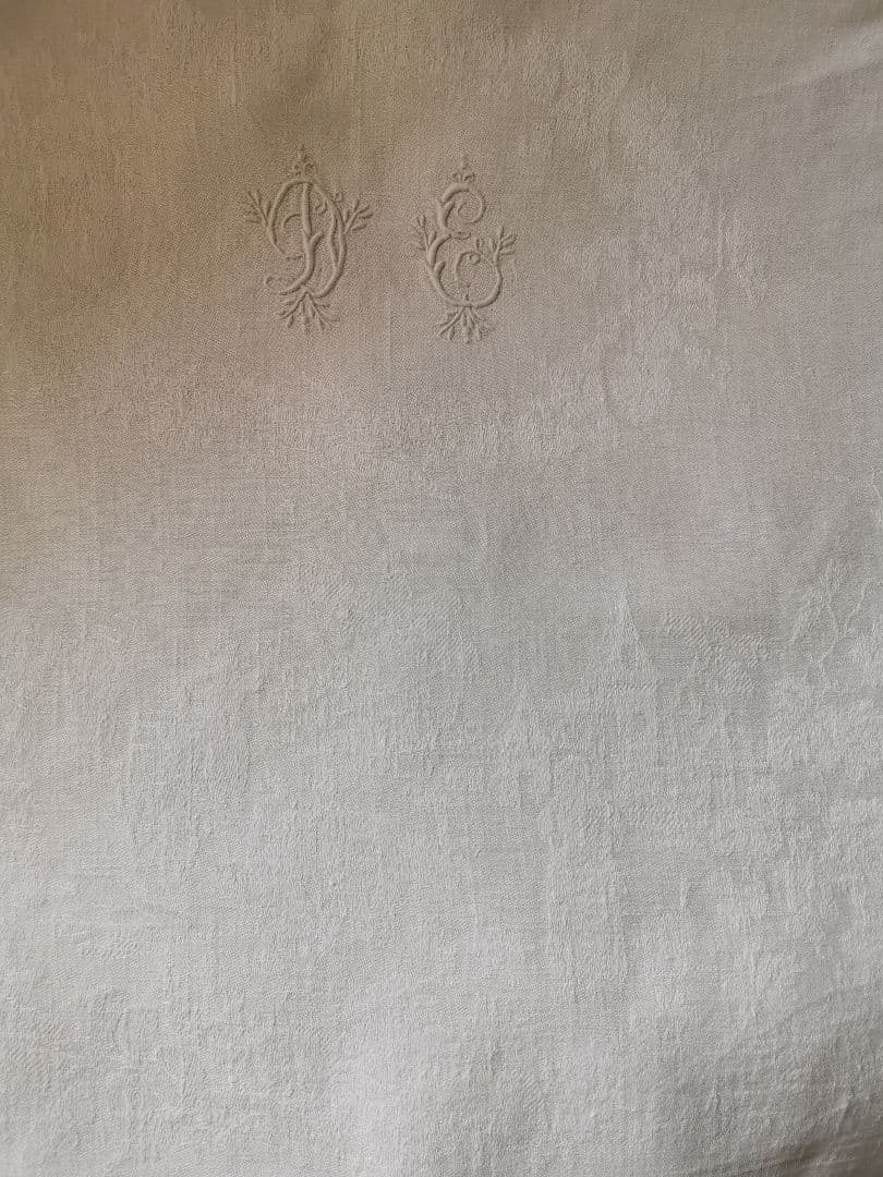 アンティーク ビーダーマイヤー トワルドジュイ 日常美 花文字刺繍ダマスクリネン