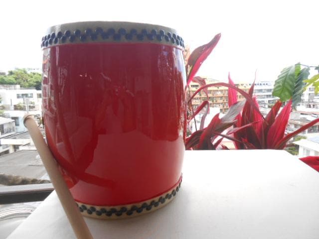 新品未使用(送料無料)17.980円Nエイサー小太鼓24cm*31cm 撥付黄牛