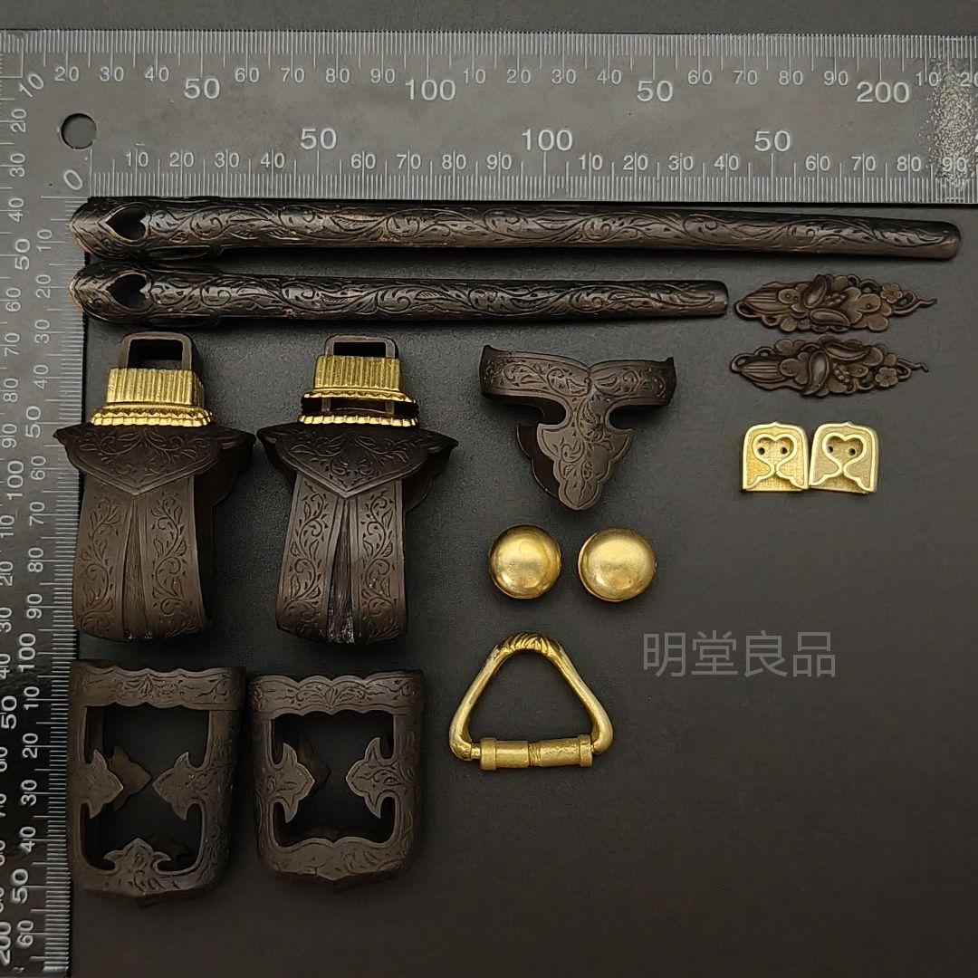飾り太刀　太刀金具　煮黒　毛彫作　刀鍔　目貫　縁頭　切羽　鐺　柄鞘一式金具　銅製