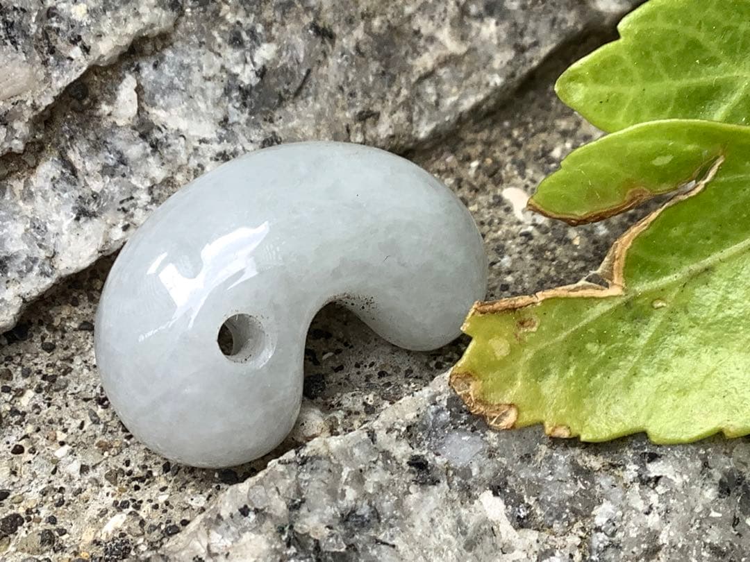 ✳極上‼️ お守りに　糸魚川翡翠勾玉アイスジェイド高額材料使用　鑑別書取得の極上品