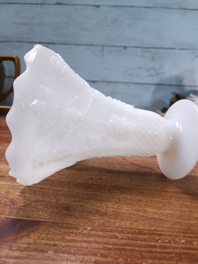 フランスヴィンテージ オパリンガラスの花瓶 白系 ホワイト 葡萄 装飾