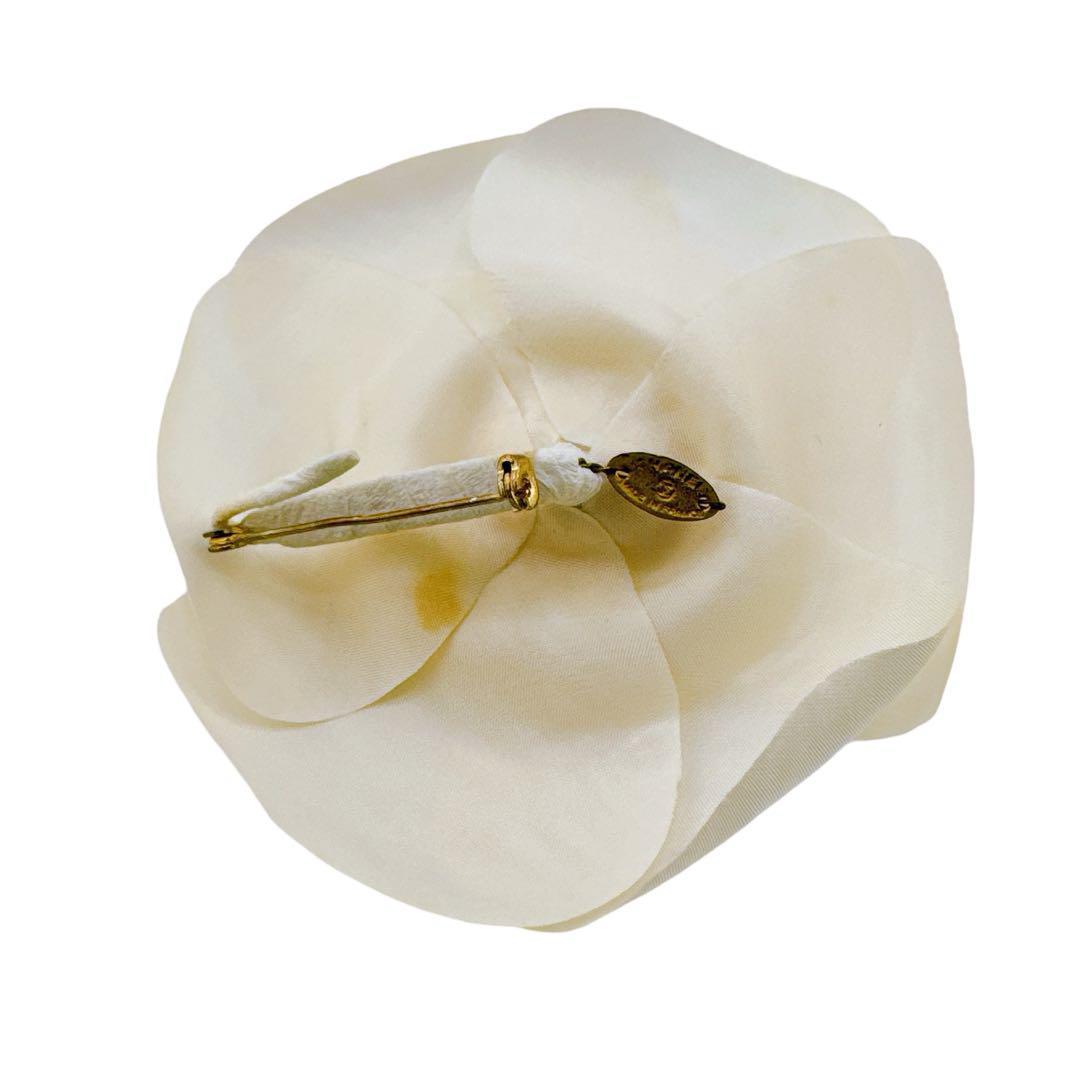 シャネル カメリア ピンバッジ コサージュ レディース アイボリー ホワイト