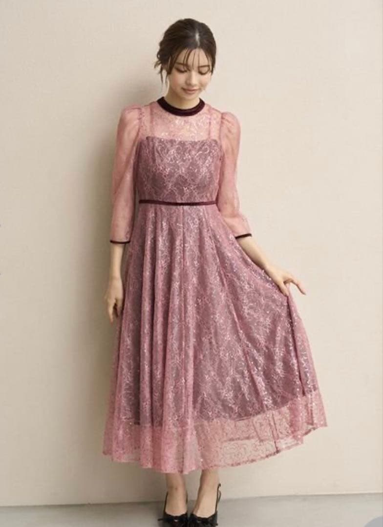 エレガントなピンクのレースパーティードレス