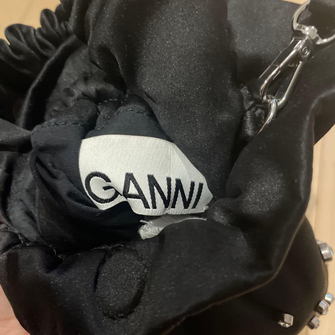 スタッズ付き黒サテン巾着バッグ