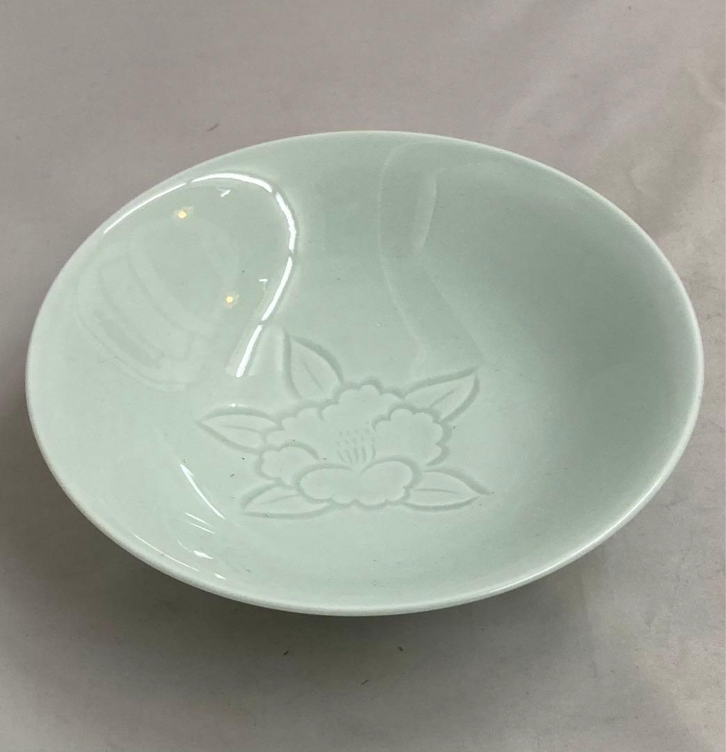 B139b  井上萬二　青白磁彫椿見込平茶碗　彫銘在　深皿　向付 箱は無し