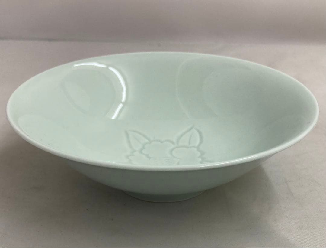 B139b  井上萬二　青白磁彫椿見込平茶碗　彫銘在　深皿　向付 箱は無し