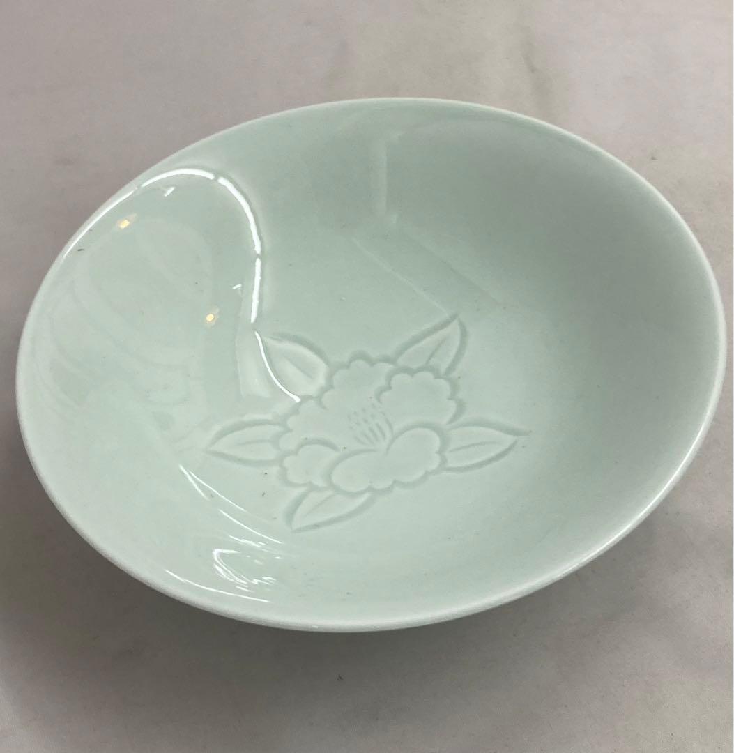 B139b  井上萬二　青白磁彫椿見込平茶碗　彫銘在　深皿　向付 箱は無し